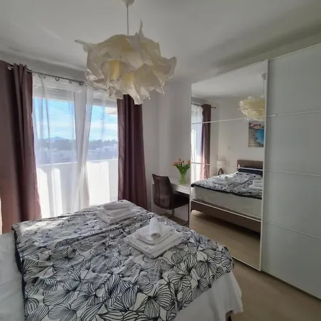 Mare With Parking Apartment *